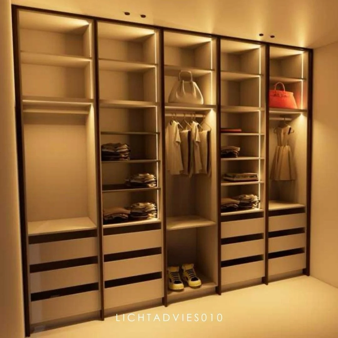 It&rsquo;s all about the details - Usually people only think of the lighting in the ceiling, floor and walls. But a measure made closet also deserve It to bath in a nice, soft light. Swipe from design to reality🤍🤎