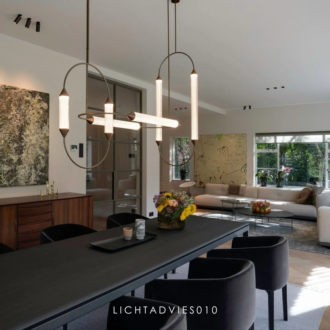 In the Rotterdam district of Hillegersberg, we brought this stunning project to life. Using robust materials such as ribbed glass and bronze, the lighting truly makes the difference in this tasteful villa.