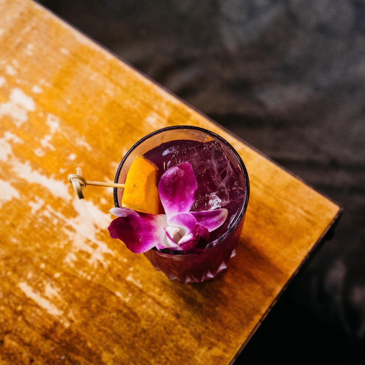 𝗧𝗛𝗨𝗥𝗦𝗗𝗔𝗬 $𝟱 𝗖𝗢𝗖𝗞𝗧𝗔𝗜𝗟 &mdash; vodka, earl grey tea, hibiscus, lemon, soda (6.29)
⠀
Check back each Thursday to find out what we&rsquo;re serving for our $5 cocktail of the day!
⠀
⠀
⠀
⠀
⠀
⠀
#hamptonand #discoveratlanta #atlanta #neighb