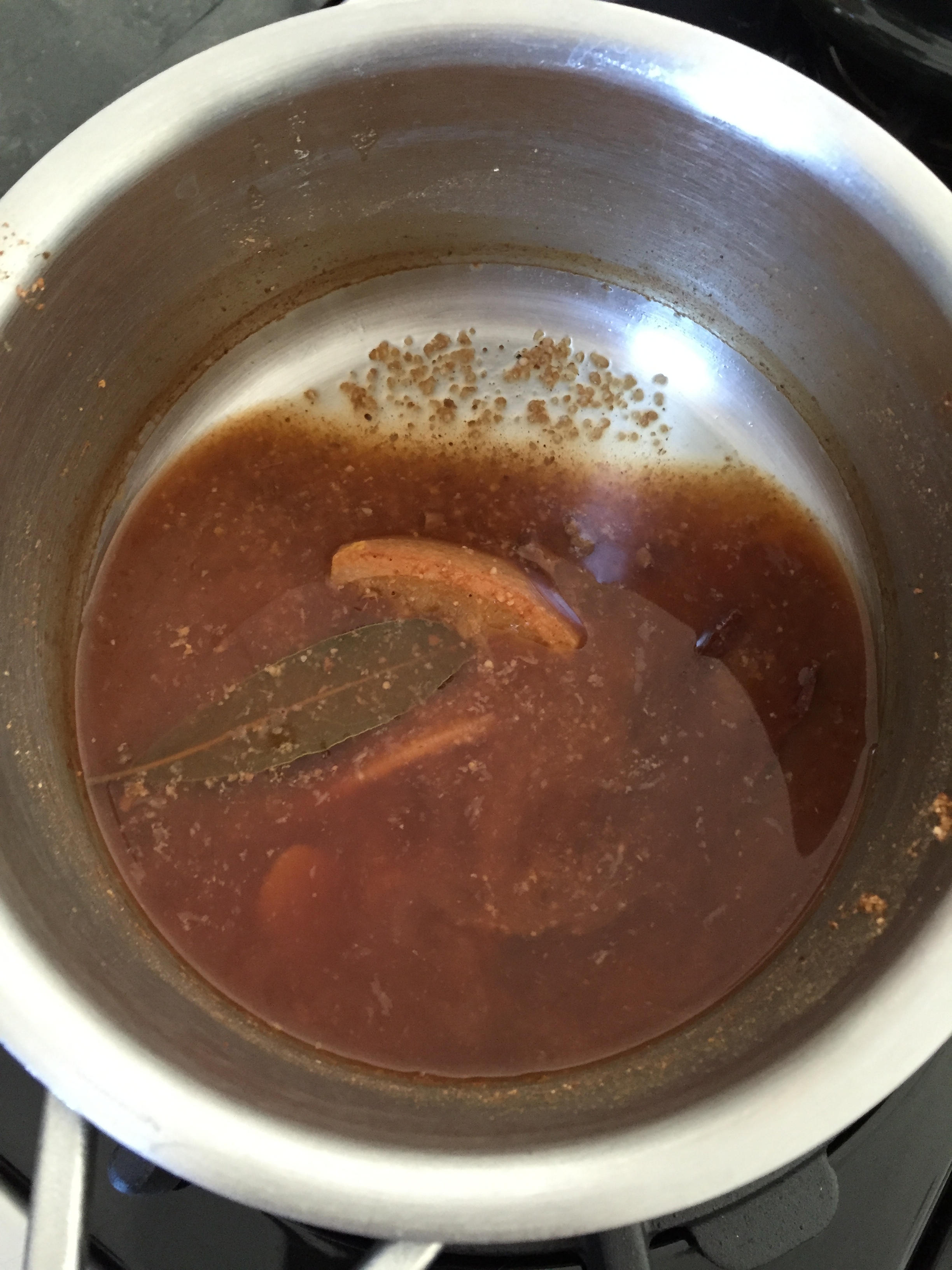This mix of Christmas herbs and fruits also makes the house smell like heaven! 