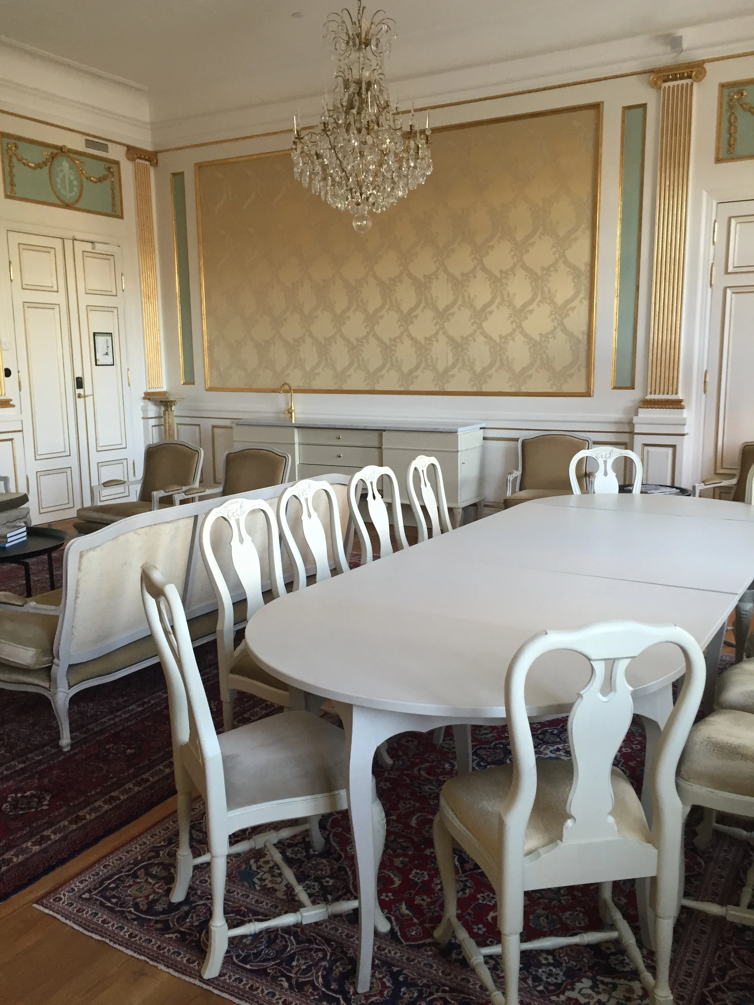Such amazing place to sit to relax or take a meeting. 