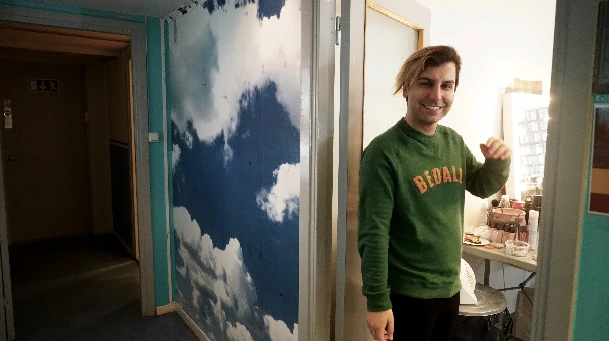 Daniel Paris gör sig klar för web TV som han sköter, såg ni när vi alla prankade honom? Vi hade fått i uppgift att ignorera honom när han kom fram till oss i pauserna och ville göra en intervju, så när han började närma sig gick vi iväg från kameran och honom som att vi inte hade tid, stackars Daniel. Men kul var det hahah! 
