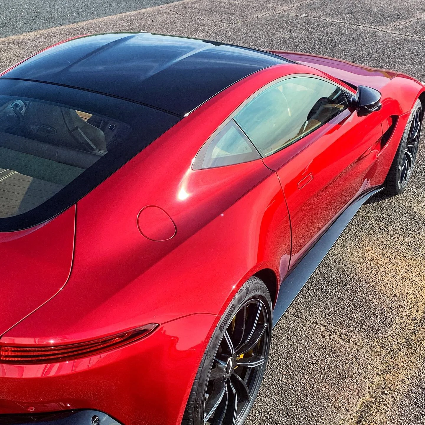The sun was shining on us @silverstonecircuit today for another #AMRDriversClub event. This Vantage in Diavolo Red looked particularly good 👌🏻 #AstonMartin #AMRDriversClub #Vantage #TrackExperience #instacars #carphotography