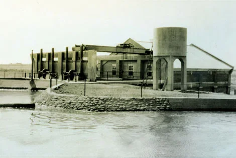 In the late 1800s, Phoenicians enjoyed the wonders of Arizona Falls, gathering there to picnic, socialize, and dance near the cool water. Located on the Arizona Canal between 56th and 58th Streets, Arizona Falls, built in 1902, was the first hydroelectric plant in Phoenix. Here the Arizona Canal drops 20 feet, and it was this falling water that was harnessed to produce power. The hydroelectric plant was one of four such plants located on canals in the valley. (SRP photograph)