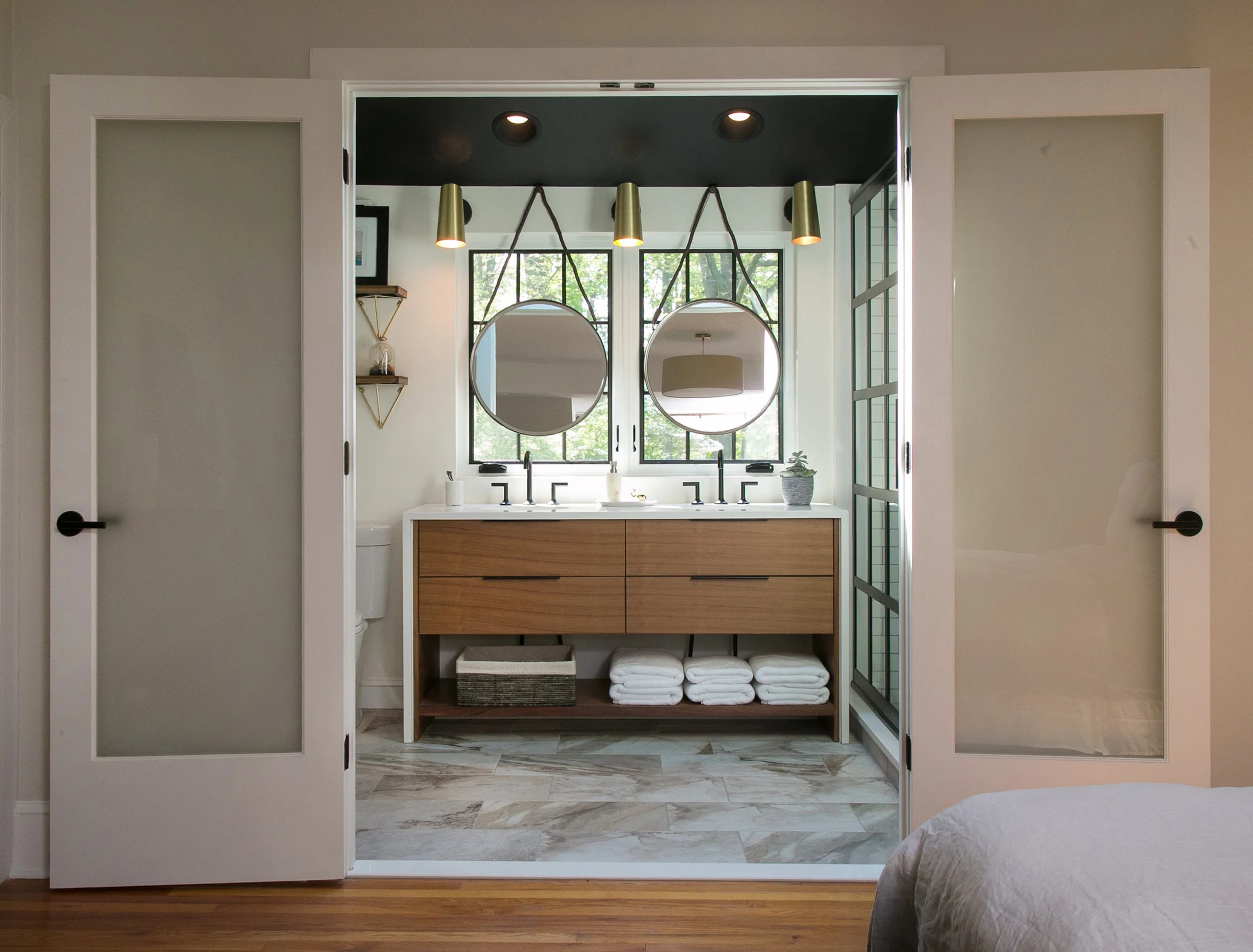 JOHN LENNON John Lennon would have been 75 today. The Englishman’s style, just like his music, is still undeniably relevant in 2018. This bathroom invoked a certain John Lennon feel with an overall mid-century style and two glaring round mirrors that can’t help but remind you of John’s classic round sunglasses. Considering we inadvertently channeled his swagger, we felt it only right to pay homage and name it after the legend.
