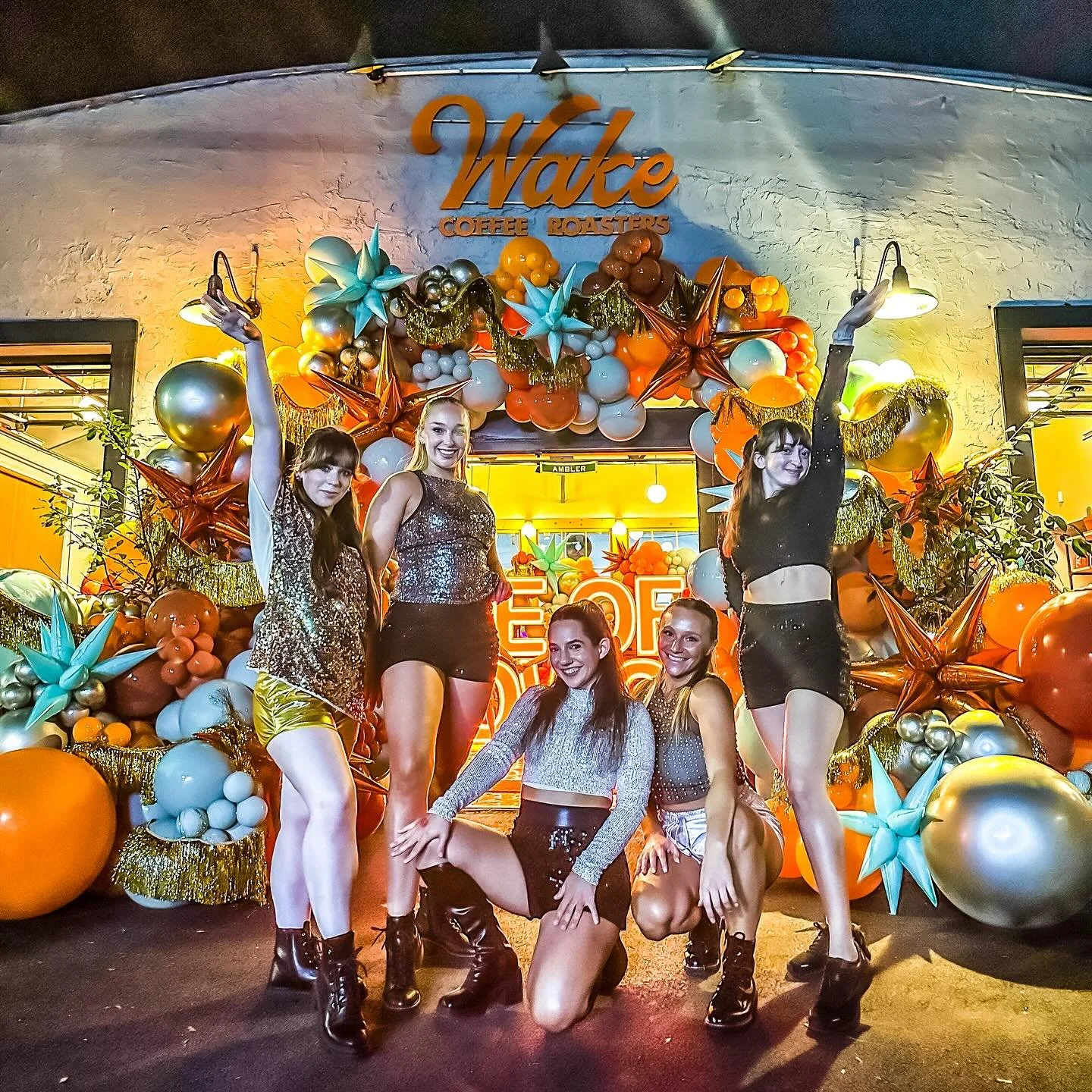 ✨ SPARKLE, GLAM, & GLITTER 🪩💋🧡
The swifties did not disappoint 🔥
🧡@kmo120 
🧡@charminggarlands 
🧡@ledmarquee_philly 
🧡@wake_coffee 
#lifeofashowgirl #taylorswift #swifties #albumreleaseparty #balloondecoration #balloonarch #dancecompany
