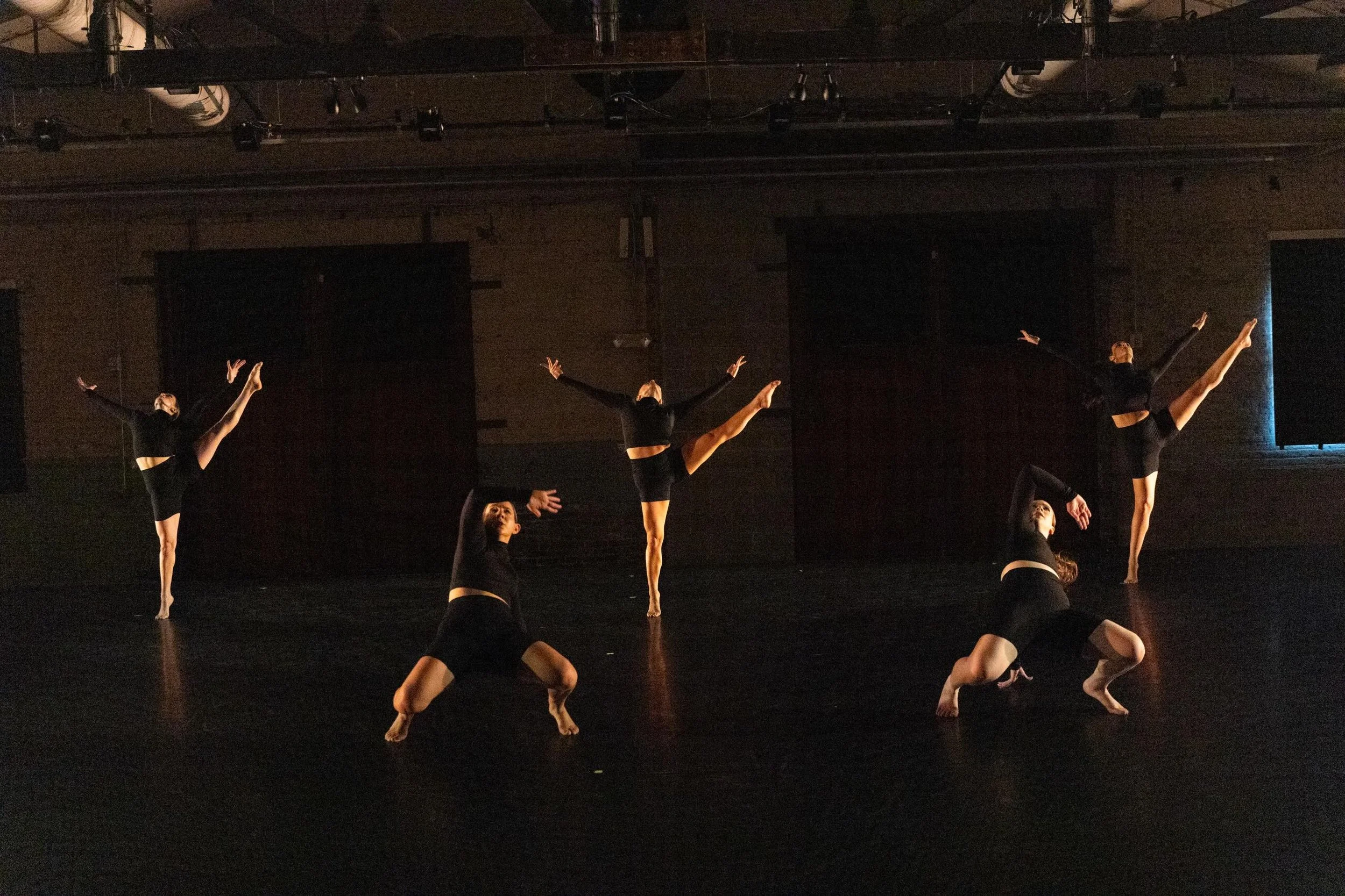STILL▪️ STANDING 🖤

📸 @heatherbarryimages 

Dancers ft: @heatherr.marie @anna.mele._ @francescalage @gigilyn5 
#dance #dancephotography #projectmoshen #phillydance