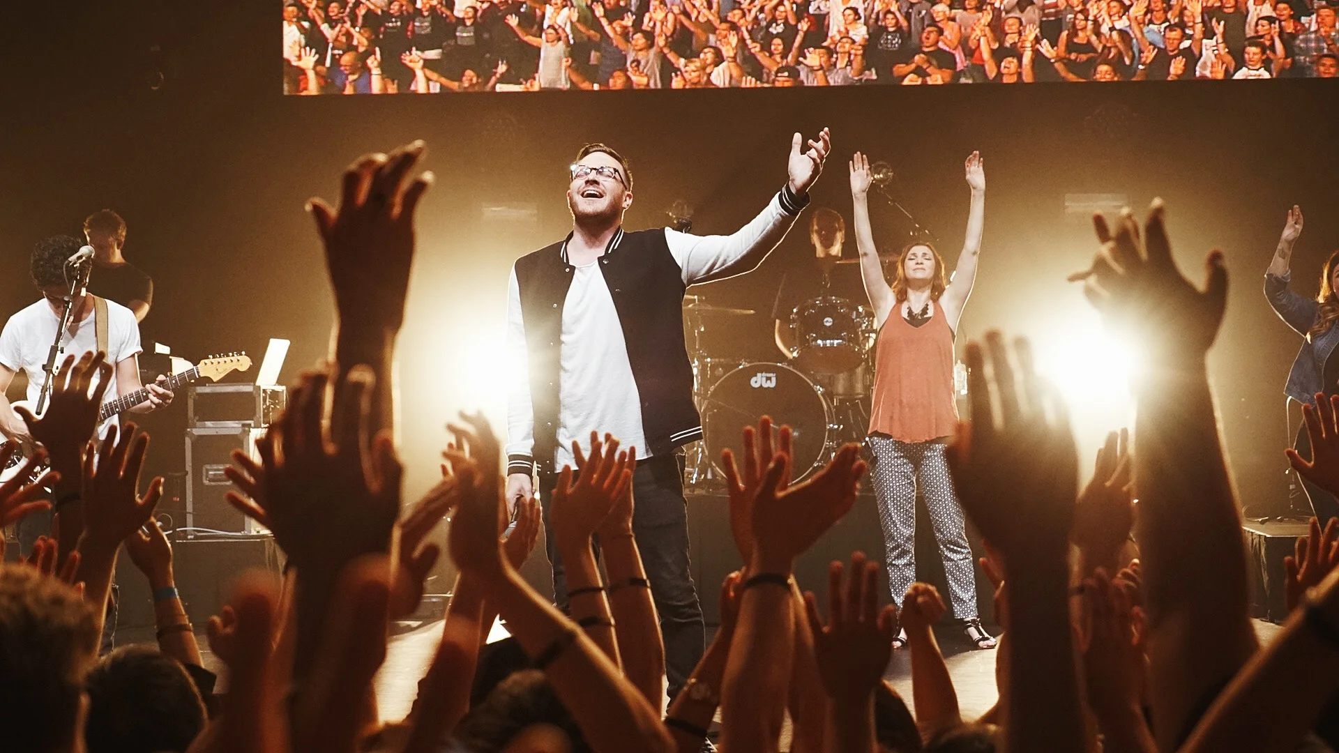  CODY WILLIAMS está a cargo de las reuniones de los jóvenes adultos y funciona como Director de Desarrollo para Jesus Culture en Sacramento, California.&nbsp;Ha trabajado con la juventud por más de una década. Tiene una mezcla única de experiencia m…