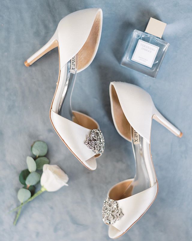 I love starting a wedding day off with some pretty detail shots 💕 If you love these too, here&rsquo;s a tip for your big day: set all your important details aside (shoes, rings, perfume, invites - no detail is too small, the more the merrier!) for y