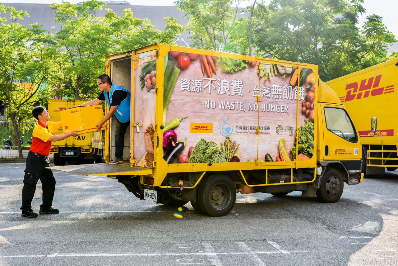 【圖片一】DHL秉持長期關懷台灣社會並回饋在地的精神,攜手台灣全民食物銀行倡導「食物不浪費、台灣無飢餓」理念,翻修退役運務車參與剩食專送,加快解決飢餓與食物浪費問題。.jpg