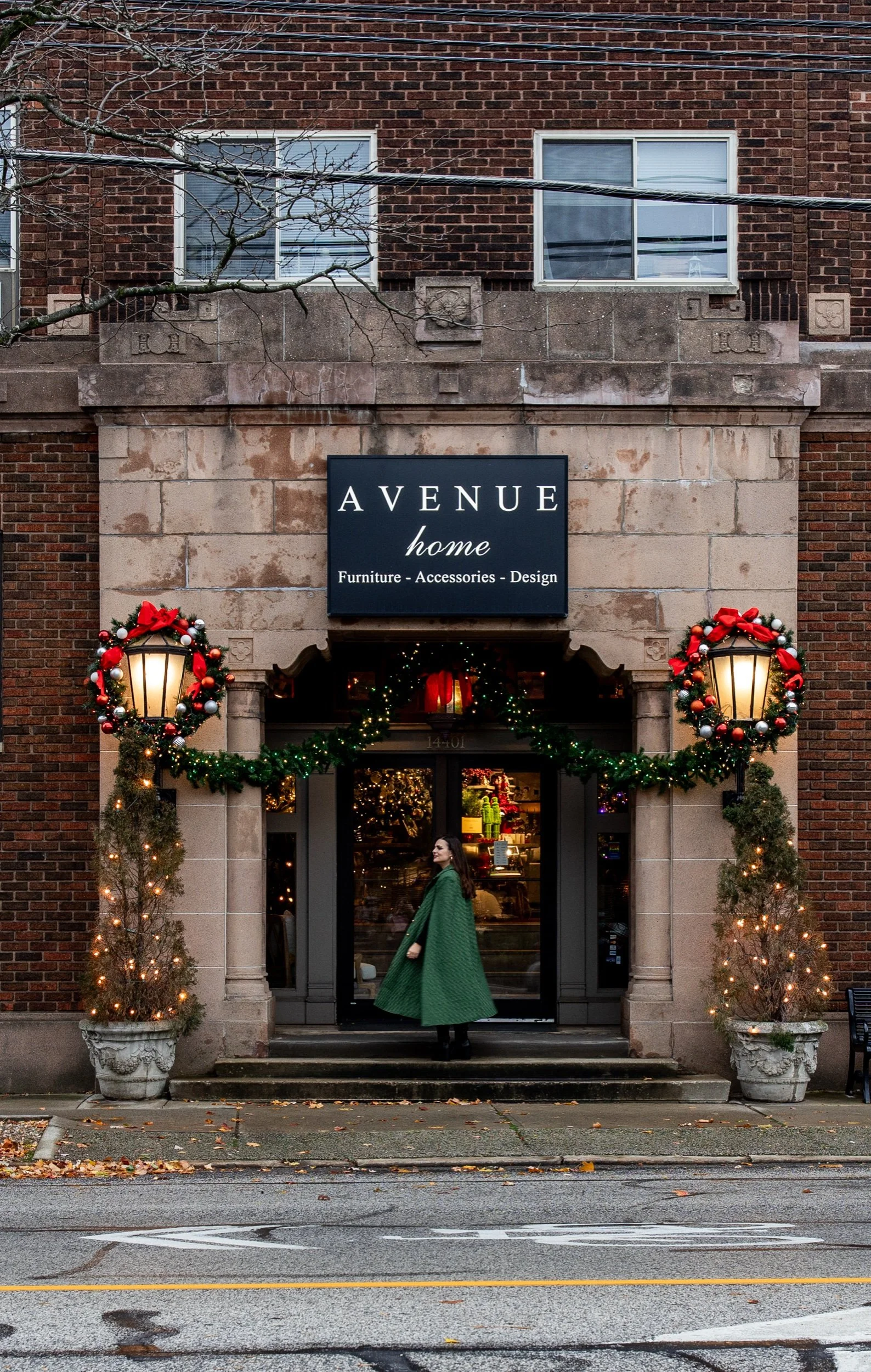 Christmas Window Shopping + FREE Holiday Gift Guide! 