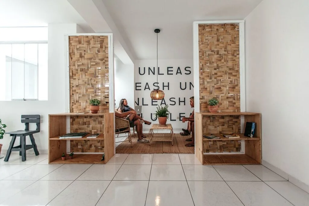 Unleash Surf lounging area — Source: Catherine Bernier ( @cath.be )