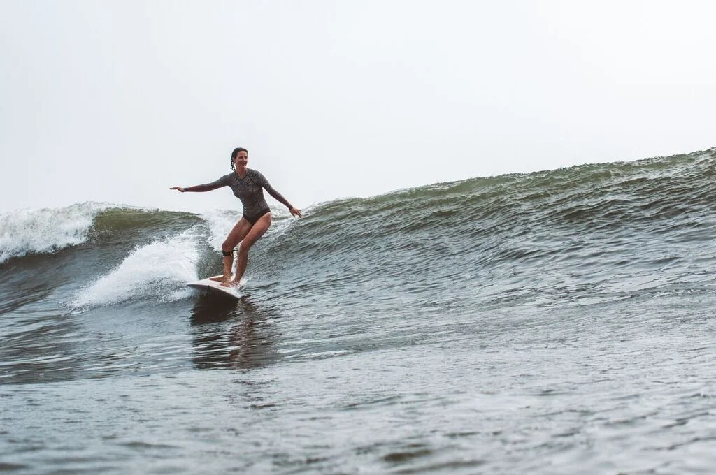 Amy surfing — Source: Catherine Bernier ( @cath.be )