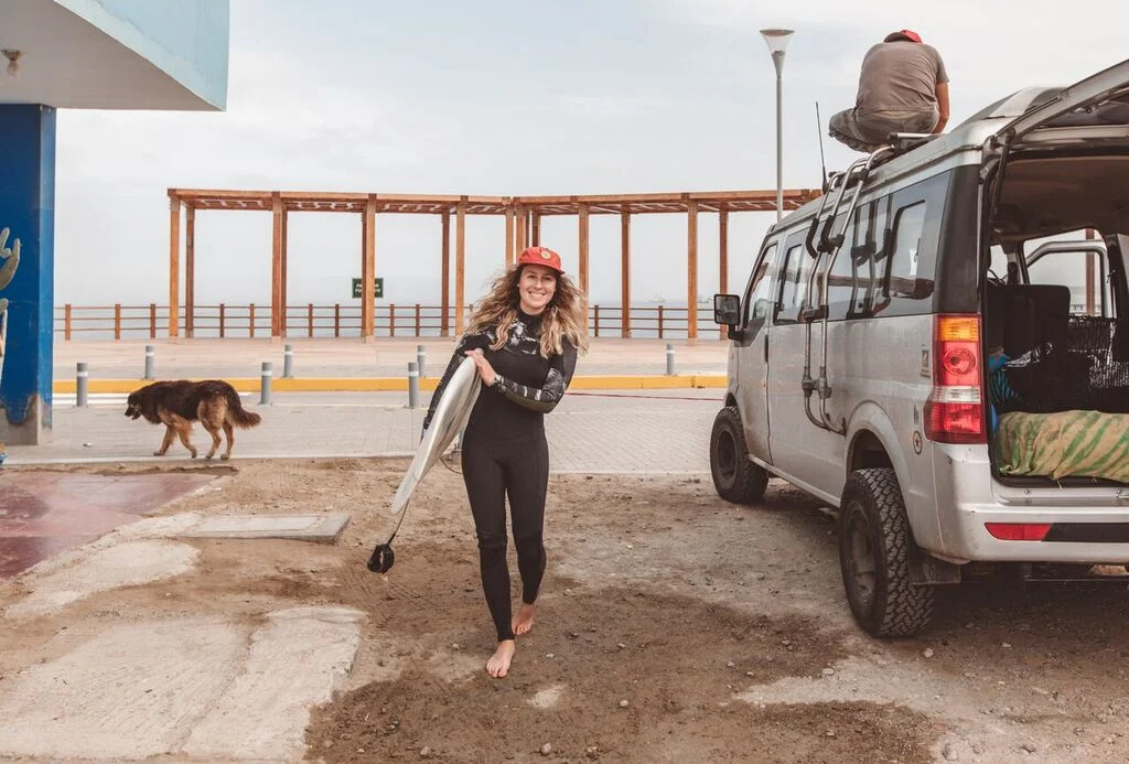 An Unleash Surf participant all ready to surf — Source: Catherine Bernier ( @cath.be )