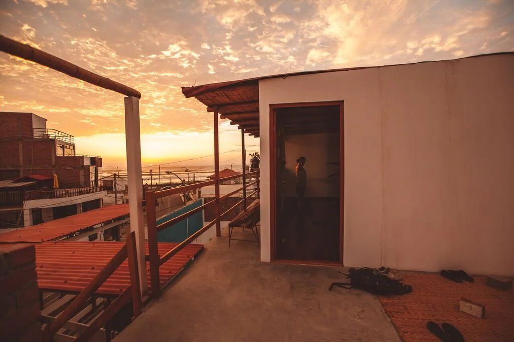 Sunset yoga class — Source: Catherine Bernier ( @cath.be )