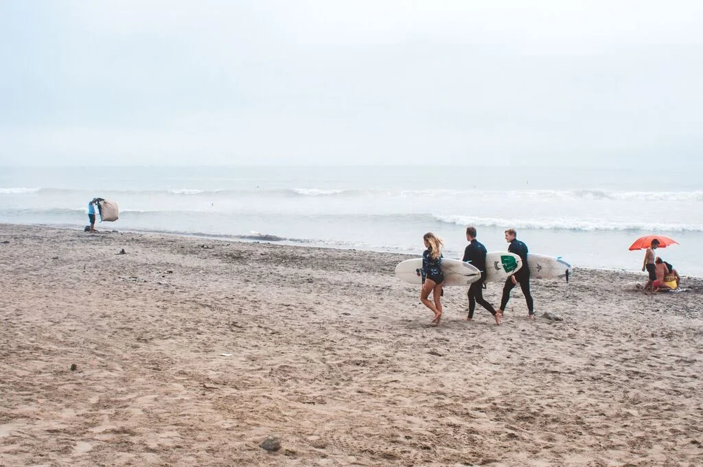 Unleash Surf attendees exploring the surf — Source: Catherine Bernier ( @cath.be )