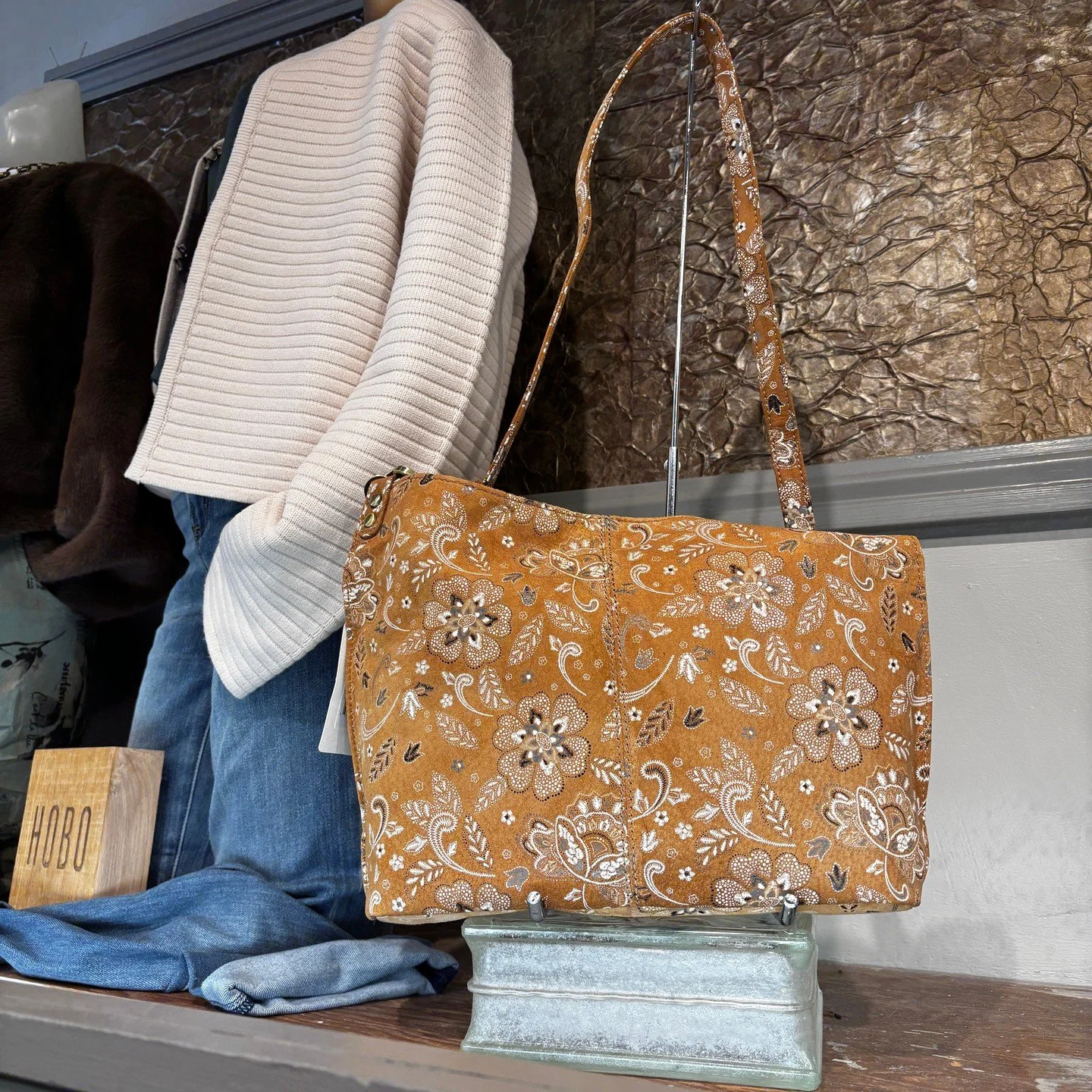 Head into the weekend with something cute from Teri Ann&rsquo;s ✨

#terianns #thinkfashion #livelovemov #ohiotheheartofitall #visitmariettaohio #mymarietta