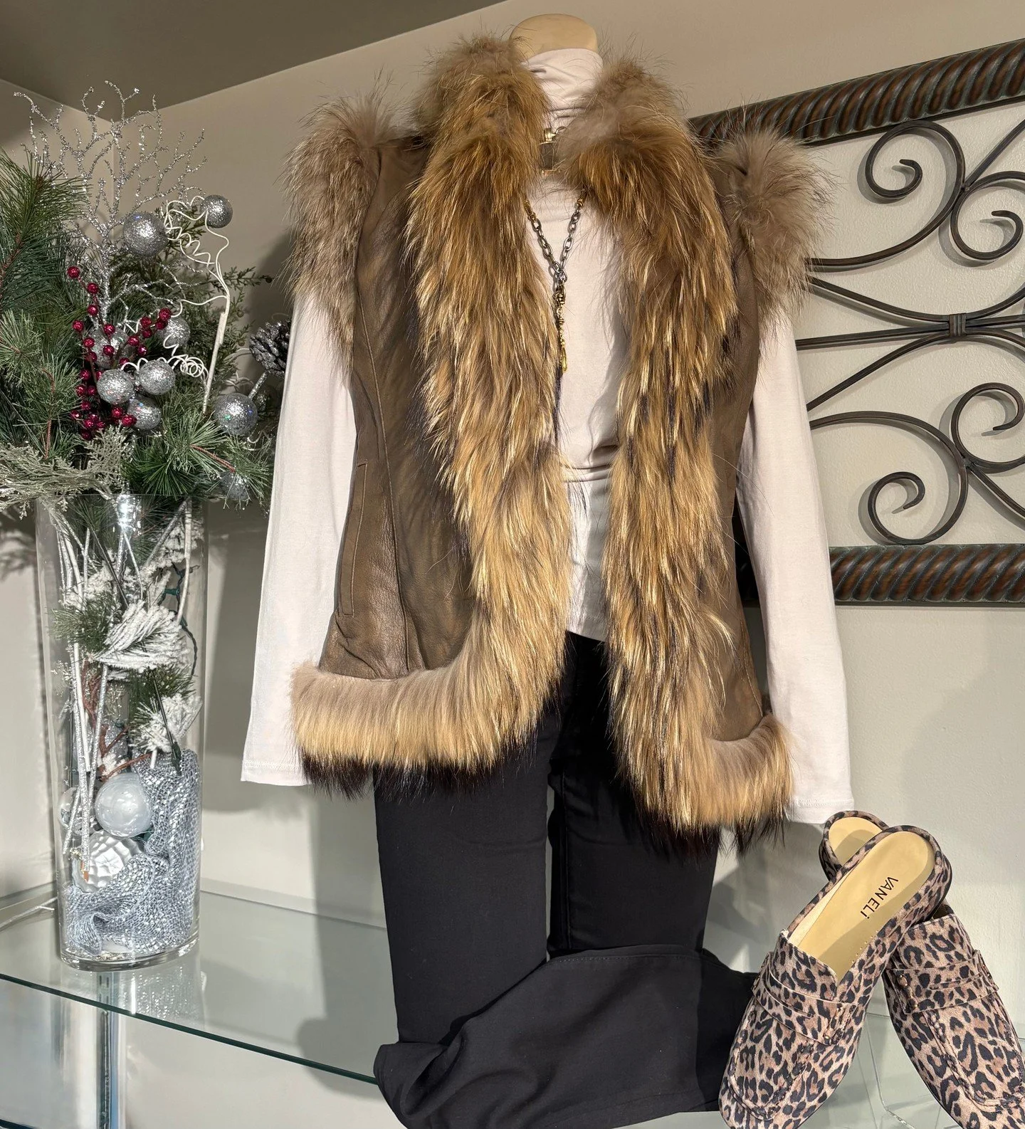 Cozy with a side of wild! ❄️🐆 This fir-trimmed vest pairs perfectly with statement mules for a look that&rsquo;s warm, stylish, and a little daring.