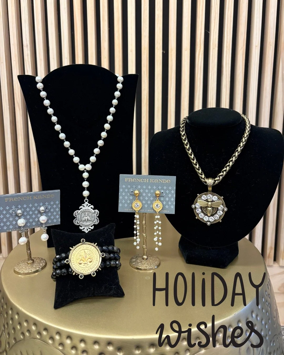 Dear Santa,
It's not too late to make my holiday wishes come true!

#terianns #thinkfashion #livelovemov #ohiotheheartofitall #visitmariettaohio #mymarietta