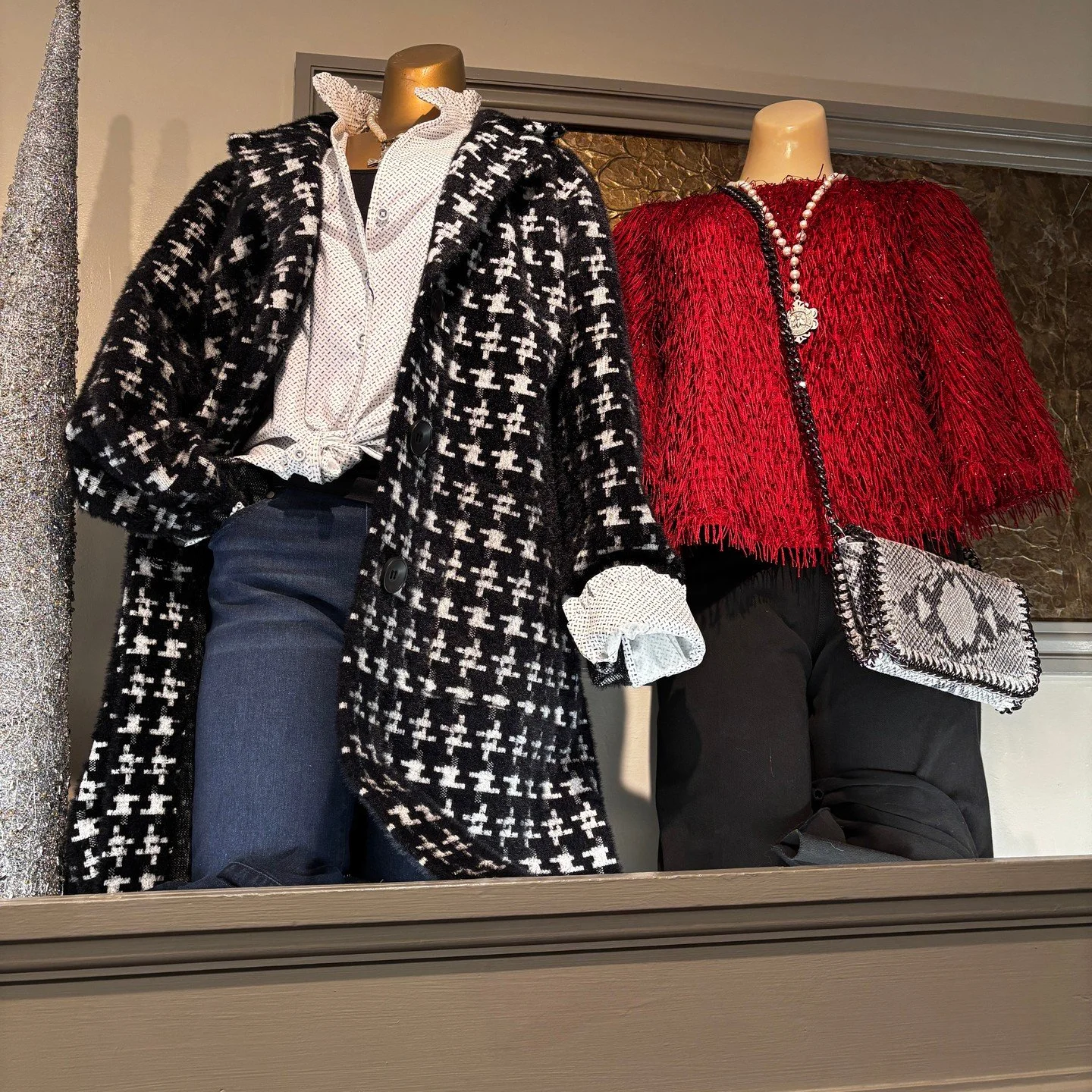 Sometimes the outfit is the texture 🤍
Soft, feathery details turn a simple winter outfit into something special.