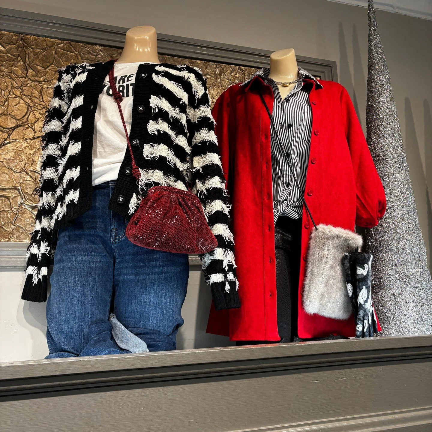 Stripes that go with everything 🤍🖤
Timeless and always chic.

#terianns #thinkfashion #livelovemov #ohiotheheartofitall #visitmariettaohio #mymarietta