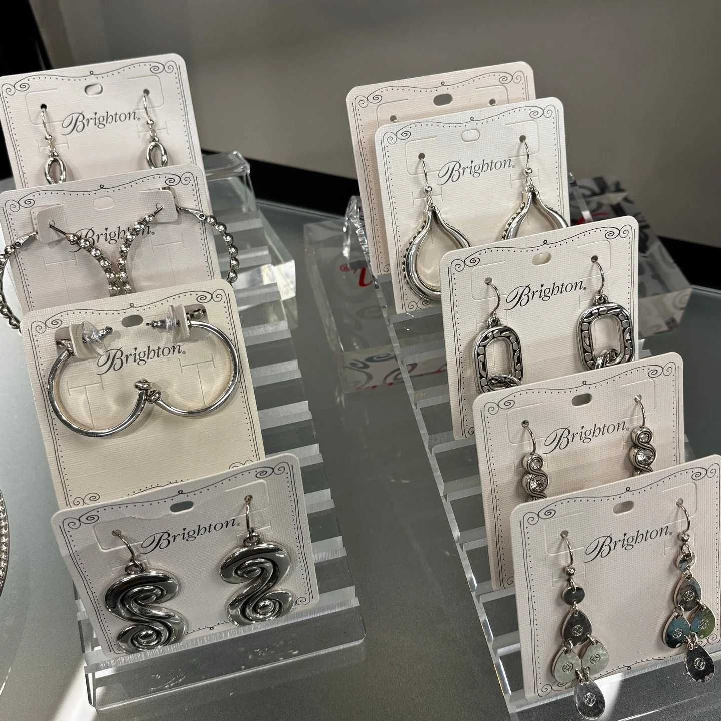 Because no outfit is complete without a great pair earrings 💫

#terianns #thinkfashion #livelovemov #ohiotheheartofitall #visitmariettaohio #mymarietta