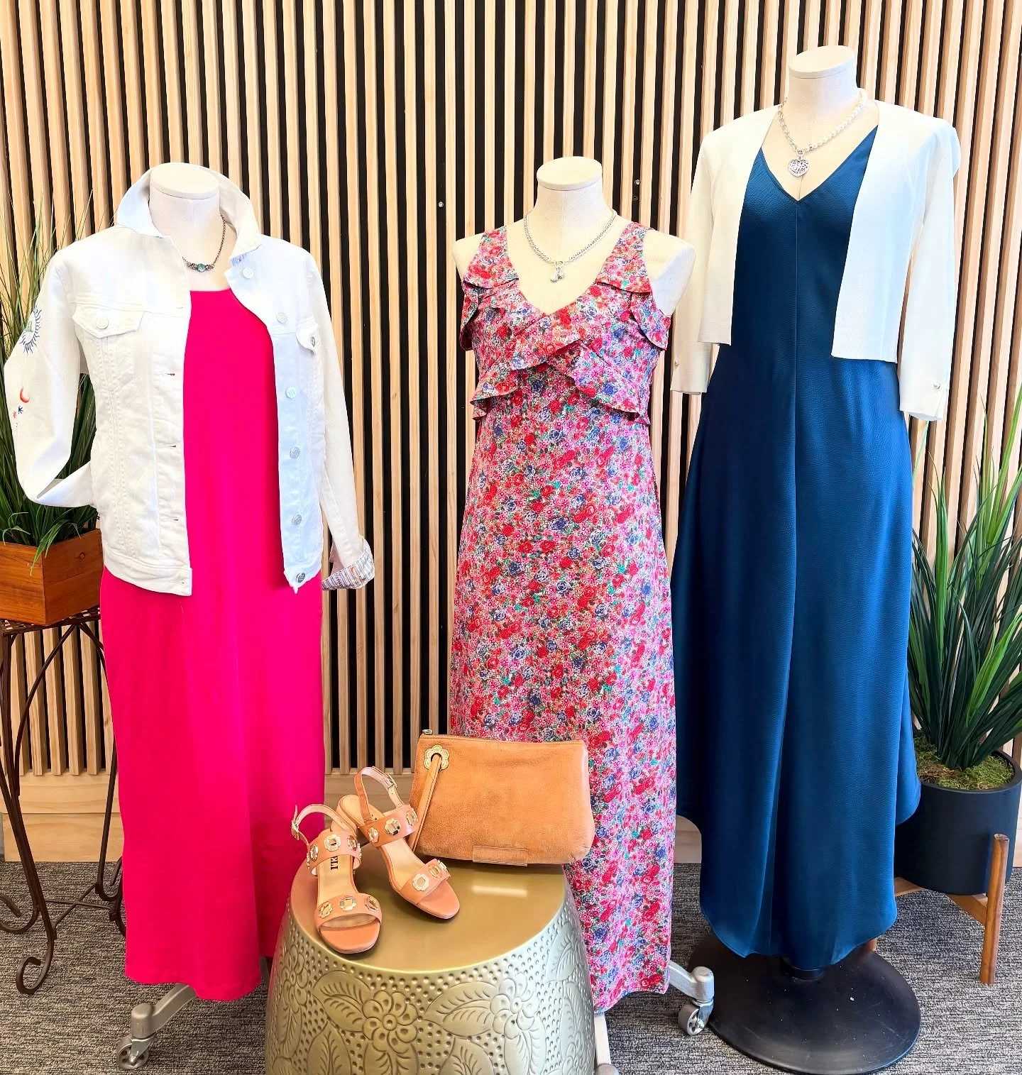 Spring is in full bloom 🌸✨ 

The sweetest dresses for sunshine days, Easter celebrations, and everything in between 🐣💐 

Stop in to find your favorite! ☀️🌸🌻👗🛍️

#terianns #mariettaohio #thinkfashion #shoplocal