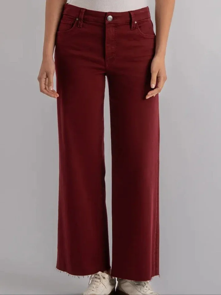 Let the color do the talking &hearts;️

#terianns #thinkfashion #livelovemov #ohiotheheartofitall #visitmariettaohio #mymarietta