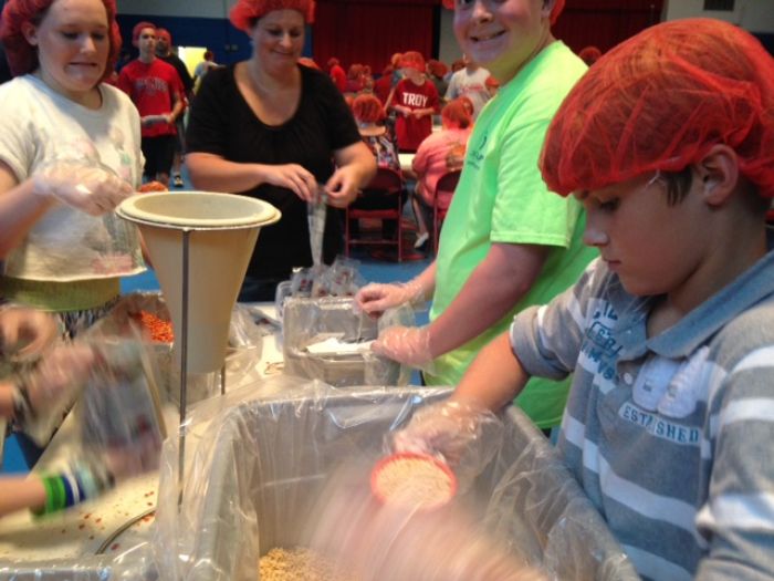 Pascagoula neighbors participate in a Stop the Hunger project (Photo Source: WLOX News)