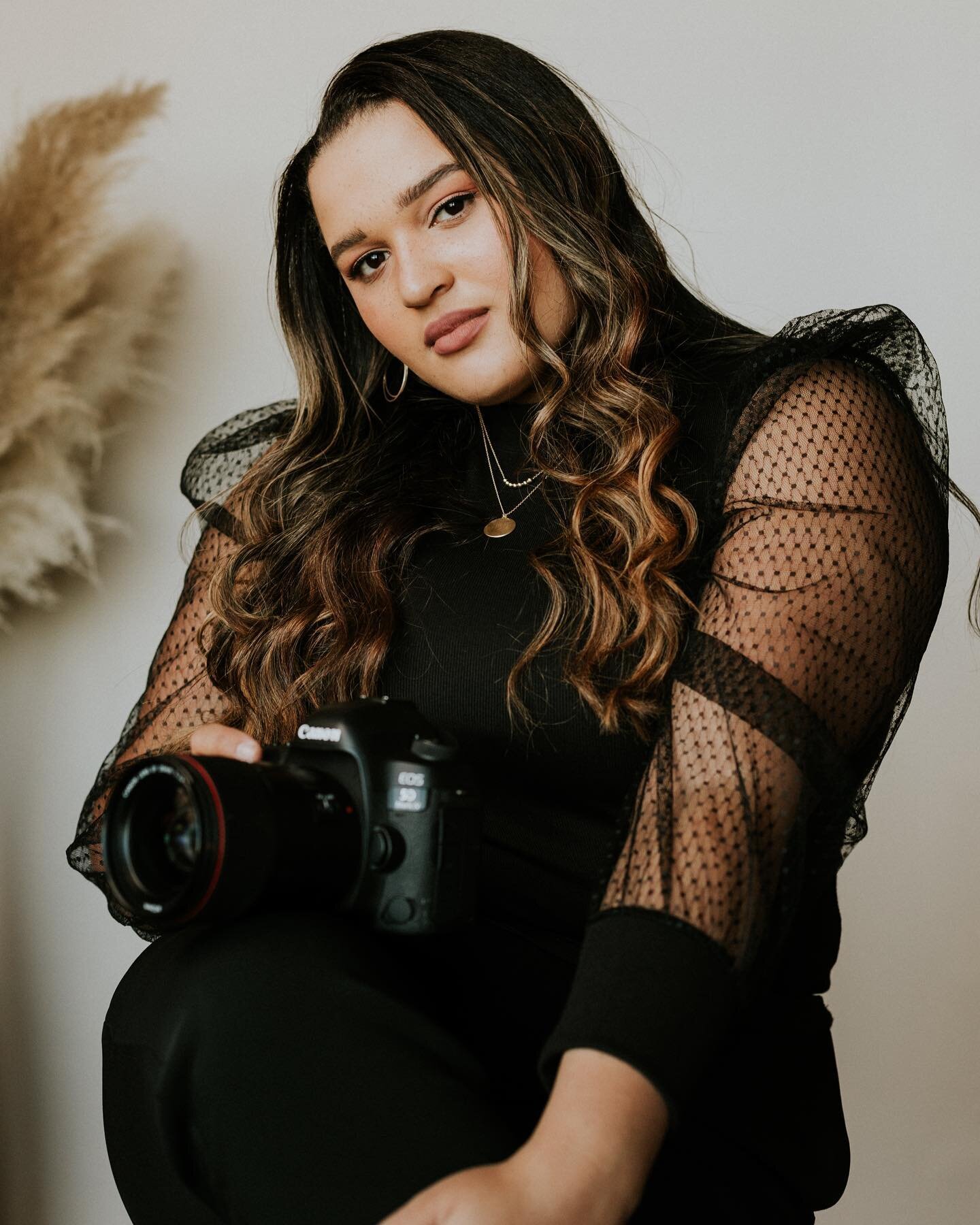 f you&rsquo;re a photographer looking for: 

 A dope studio this winter: 👉🏽 @skyparlourstudio 

A coach / mentor for your business 👉🏽 @savannahmeikamp 

A talented, super sweet florist 👉🏽 @oliveandgrace.co 

A best friend, photographer and bomb