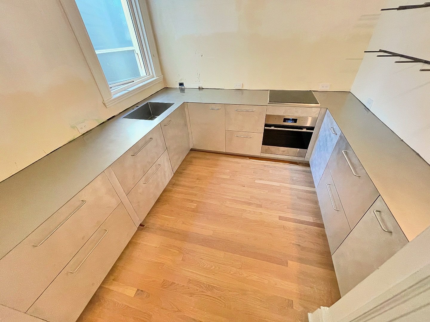 A few pics of a very California-modern countertop collaboration with @friendly.fabrication. This piece had it all: really cool clients, weld-in seamless sink, 30&rdquo; of on-site butt welding (came out so clean), and a nice tight third floor walk-up
