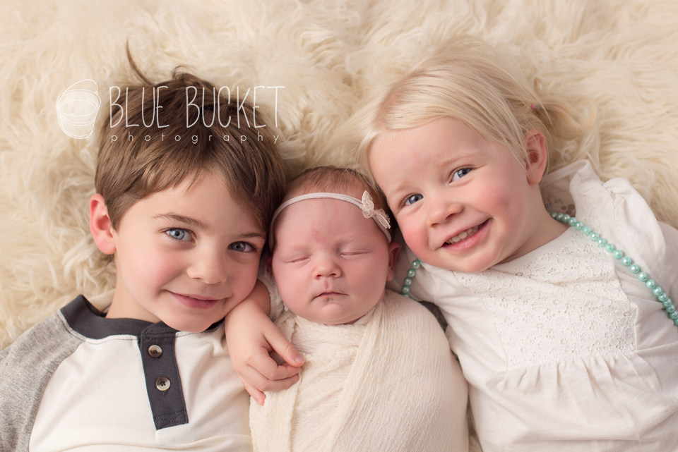 NewbornSnugglingWithSiblingsDSC_1649.png