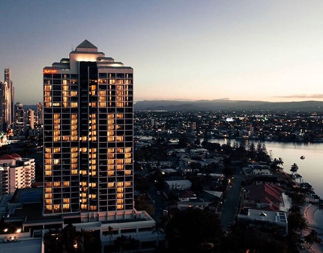 LEST WE FORGET 🌹 
An amazing show of respect by @surfersparadisemarriottresort ❤️ Thank you to @highfly_3r for capturing this 📸🙌🏼✨ #ilovegoldcoast