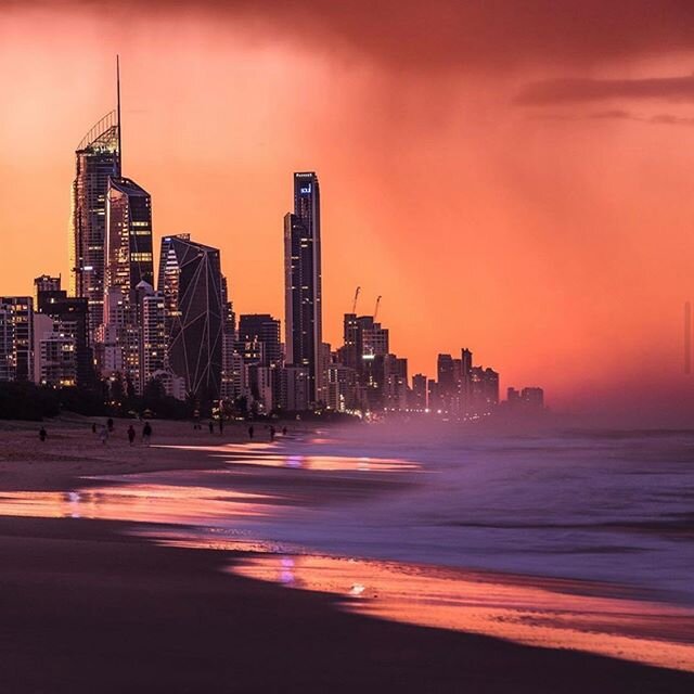 Swap the thongs for some uggs, and chuck a jumper or two on. Winter is here ❄️ and so are the MUST SEE sunsets ✨ #ilovegoldcoast 📸 @cameron_coull_photography