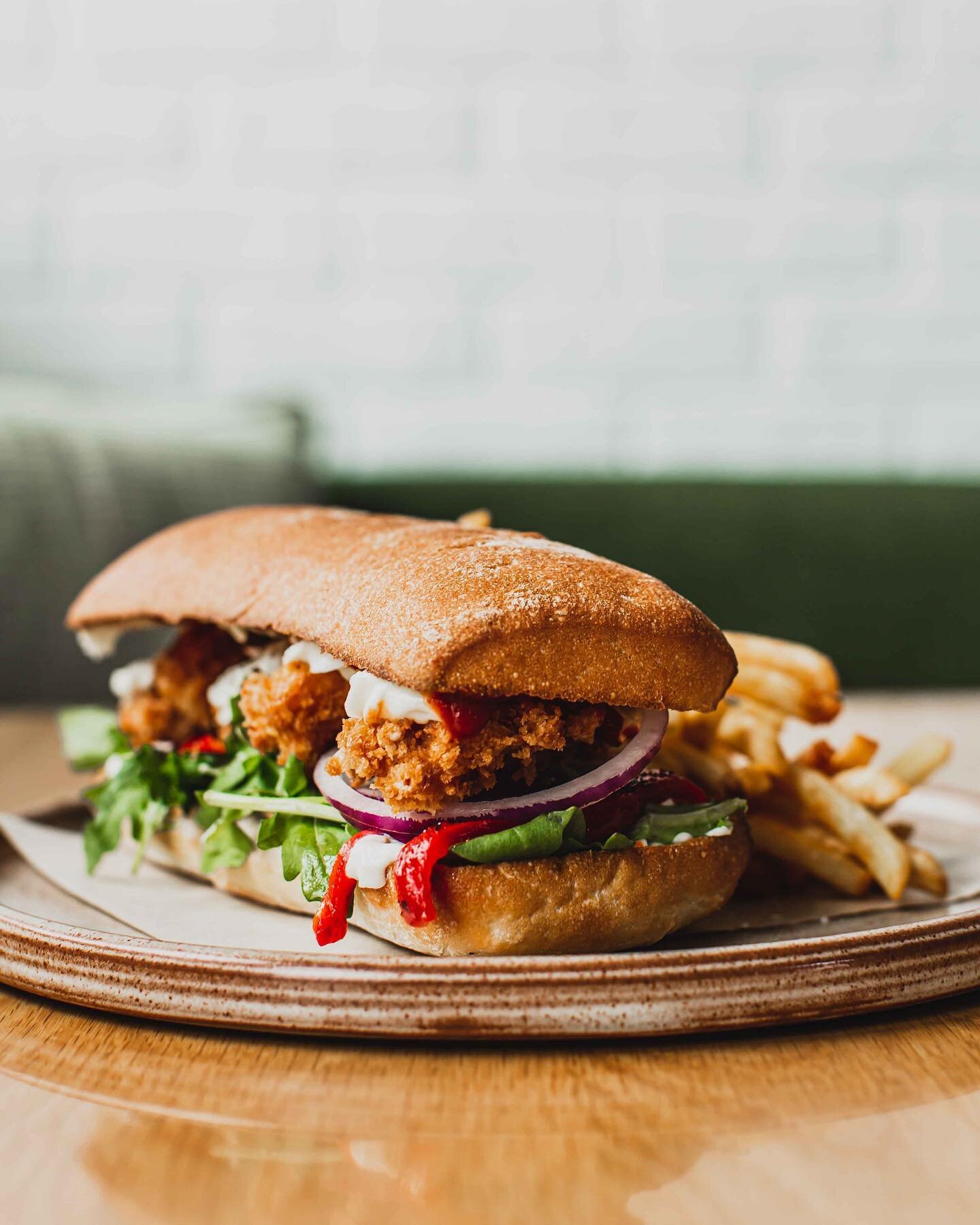 Prawn roll - panko crumb prawns, rocket, red onion, pickled peppers, kewpie mayo, sriracha &amp; fries 🍟 🍤 🥖 
#brisbane #prawnroll #cafe