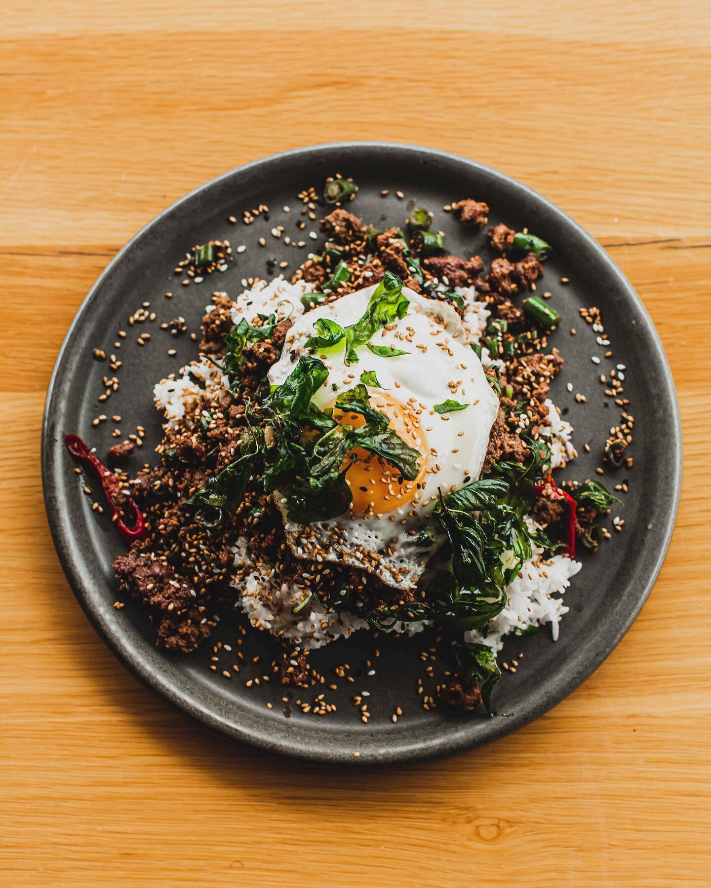 NEW Kapow - wagyu mince, thai basil, green beans, garlic, chilli, fried egg, sesame, steamed rice
Thought we would go more street style for brekky and also great for lunch 😋
Snapped by @rachaelbaskerville 📸
#cafe #brisbane #mawestend