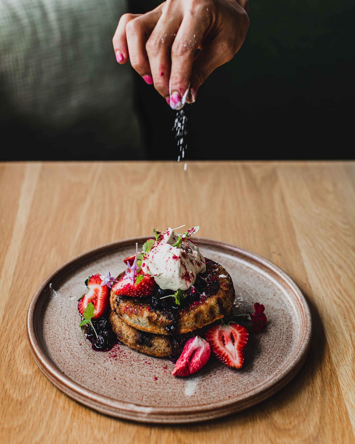 A little sprinkle of yum yum 👌🏼🤙🏼
These pancakes are AMAZINGGGGG 🤩 
Blueberry pancakes, berries, organic maple, vanilla cream cheese 🥞🍓🫐
#mawestend #brisbane