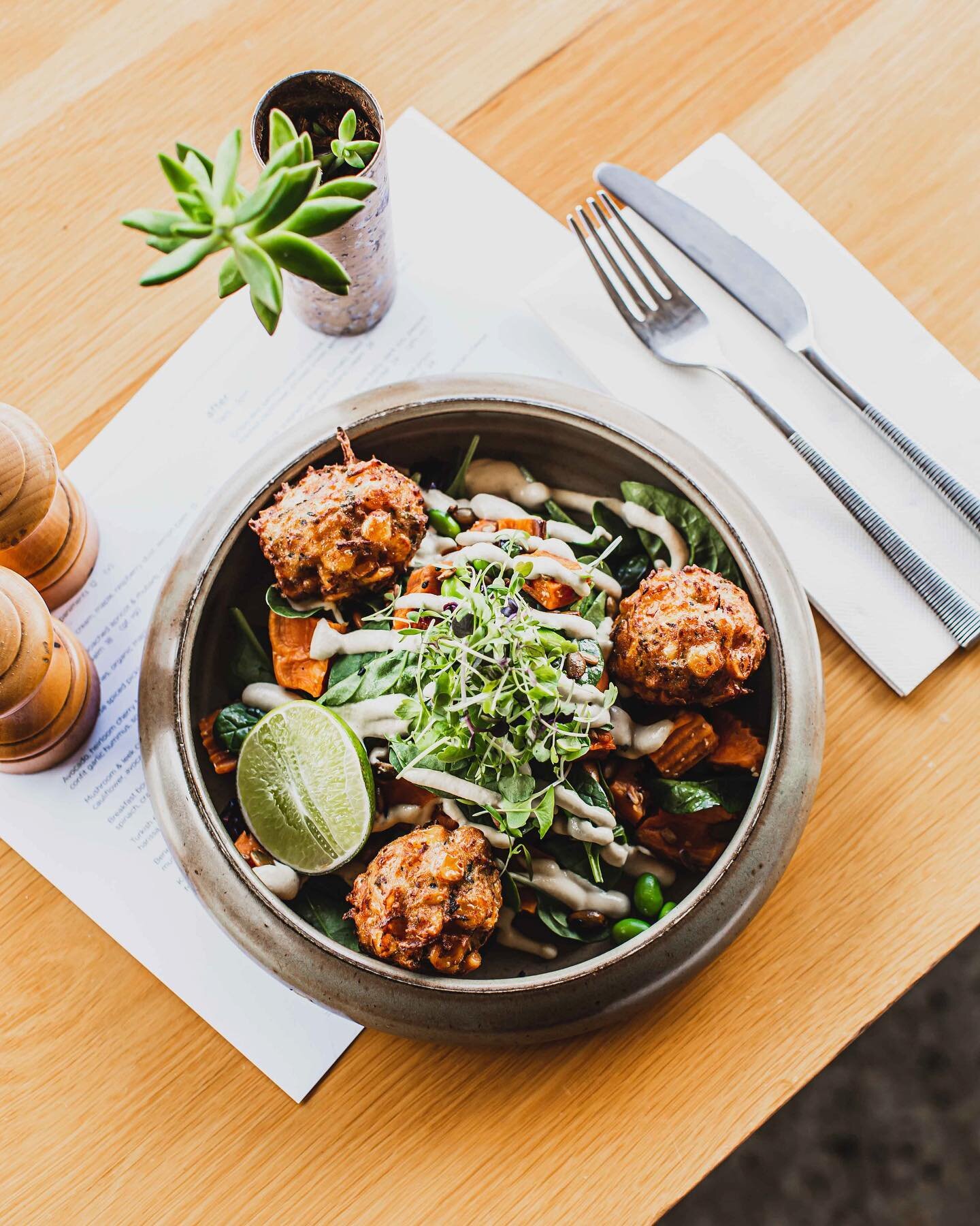 Feel fresh &amp; feel good with our tasty brekky bowl ☺️🤗 
Breakfast bowl - fried zucchini &amp; corn fritters, sweet potato, edamame, spinach, cranberry, roasted tobasco seeds, macadamia cream
Vegan 🍃
#mawestend #brisbane