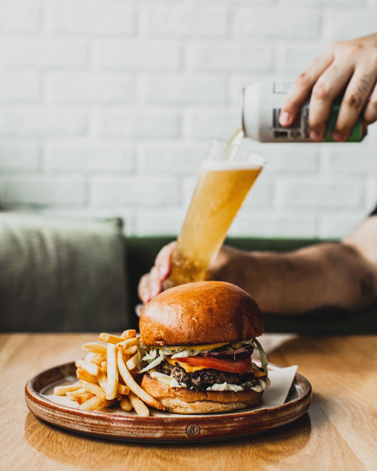 Burgers 🍔 &amp; Beers 🍺 
Crack a @baltertaproom and enjoy it over lunch with a Wagyu burger 😃
Snapped by @rachaelbaskerville 📸
#mawestend #brisbane #cafe
