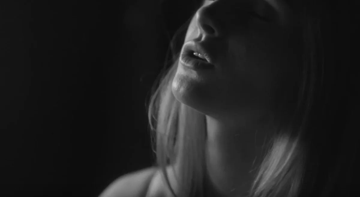 Vera Blue 'Hold'