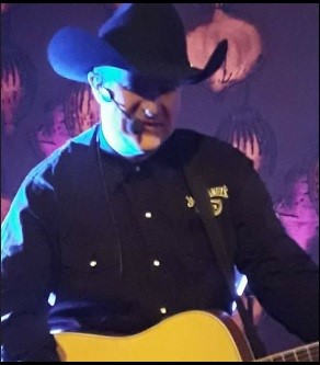 Tore Leiren spelar på juleborda våre