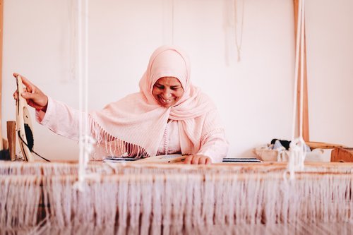 ebf_weaving-woman-horizontal_loom-smile-pink-tamgounssi-1_ussain.belabbes (2).jpg