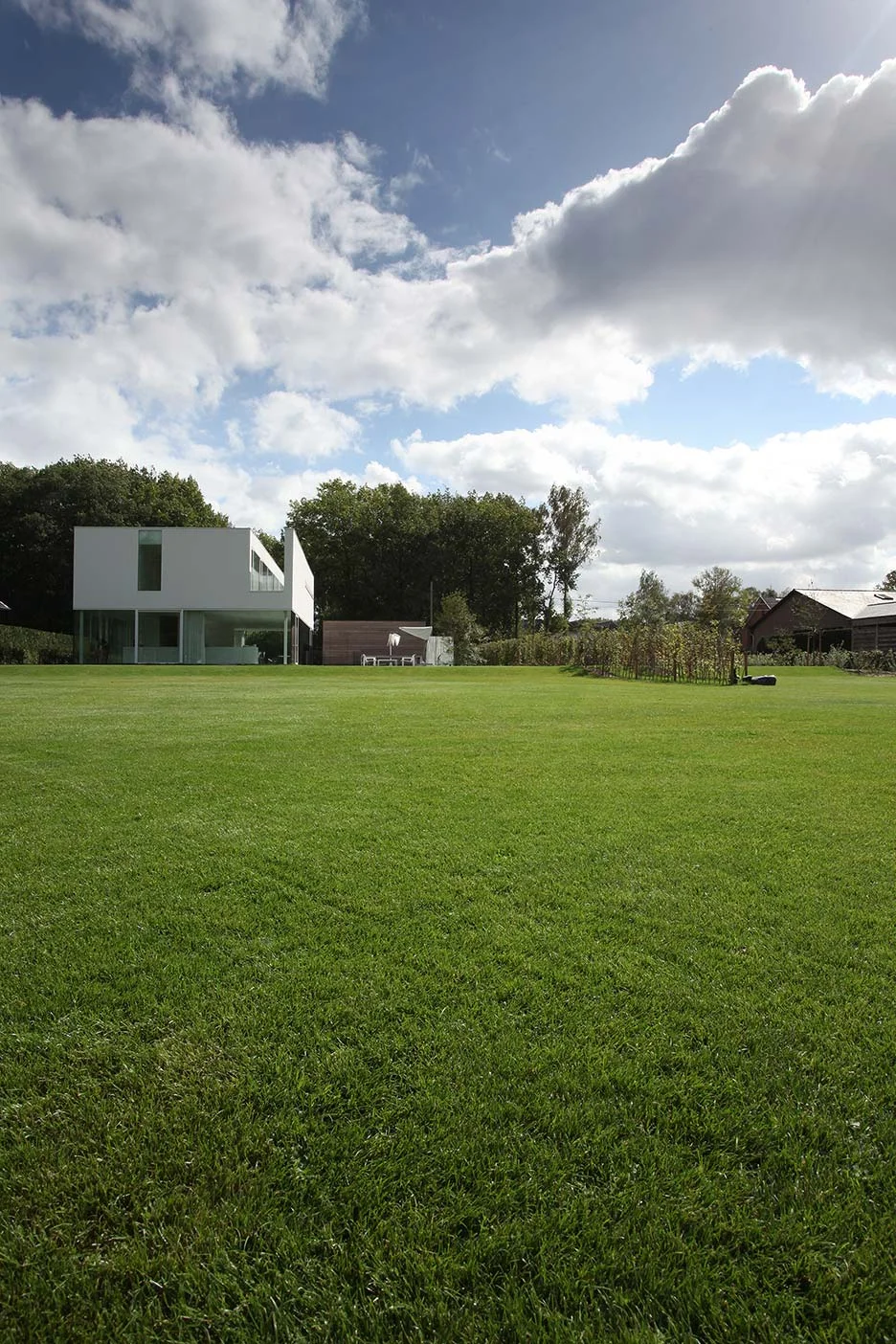 karla-menten-architecture-white-house-in-green-1.jpg
