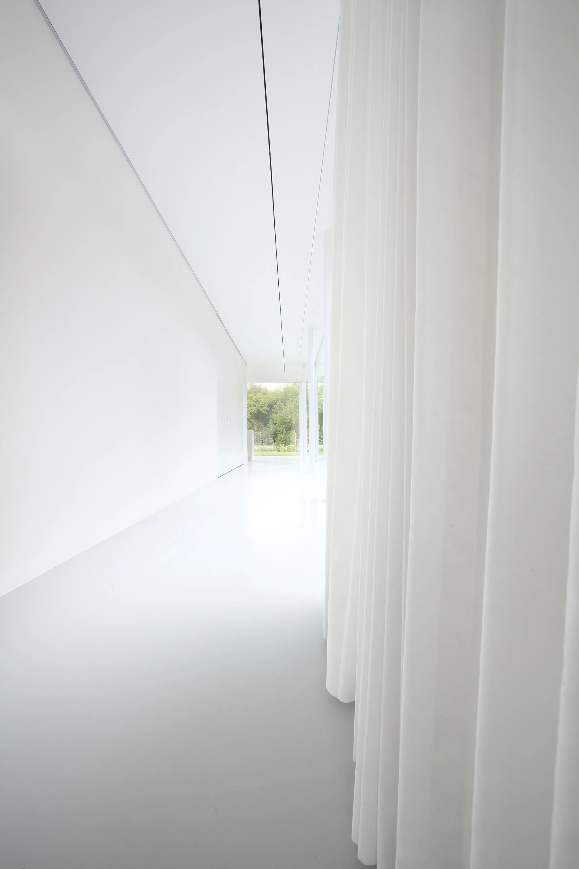 karla-menten-architecture-white-house-in-green-3.jpg