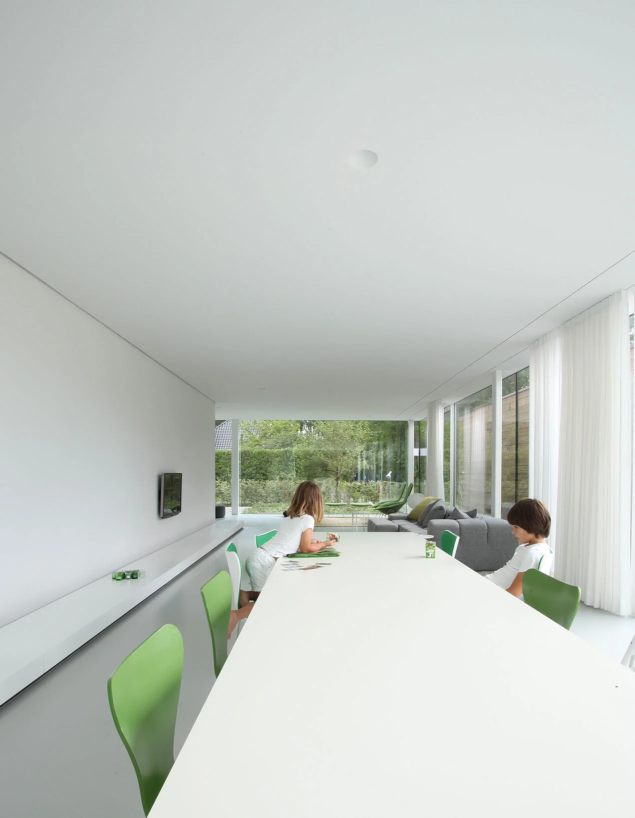 karla-menten-architecture-white-house-in-green-5.jpg