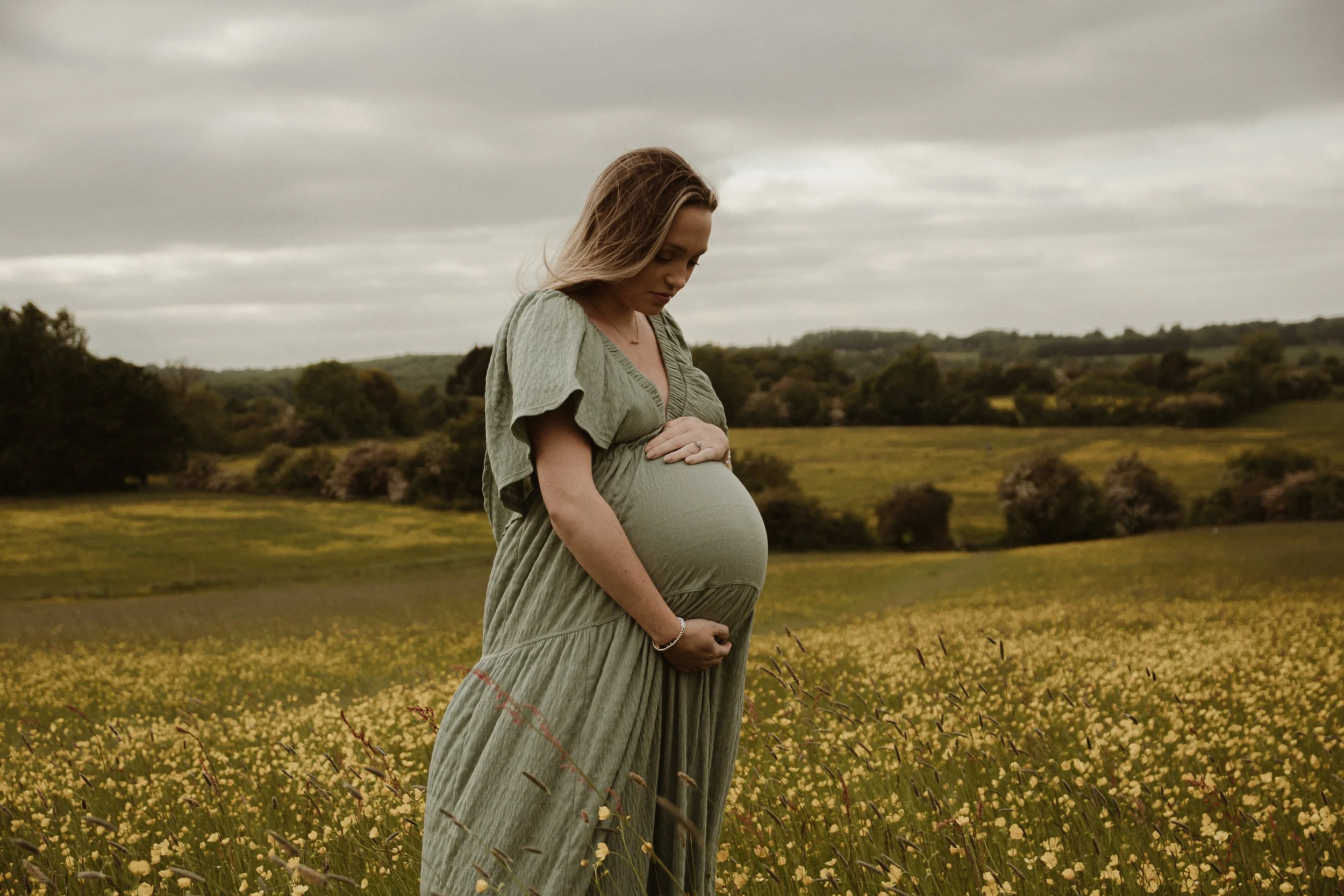 theuntoldphoto oxfordshire outdoor sunset lifestyle maternity photography session