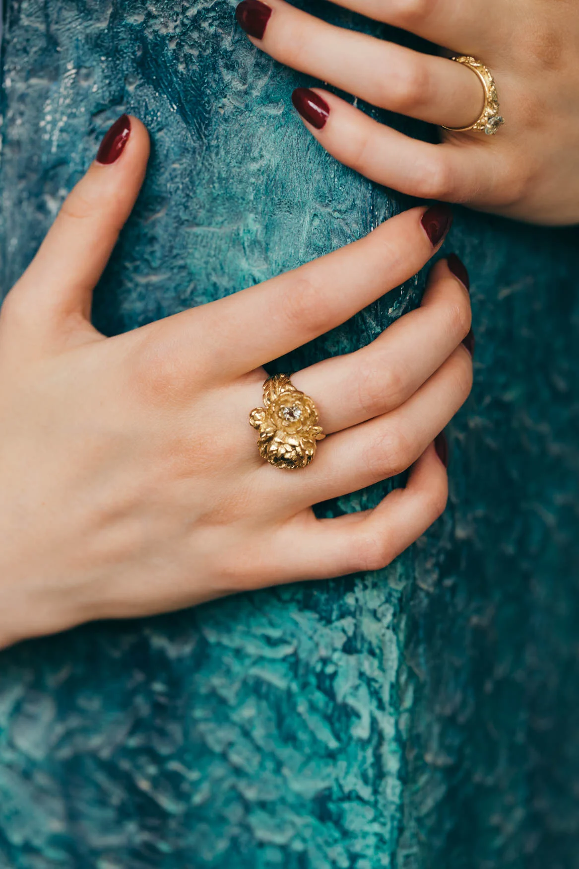 women-peonies-gold-ring-the-black-alchemy-sasha-tattooing-11