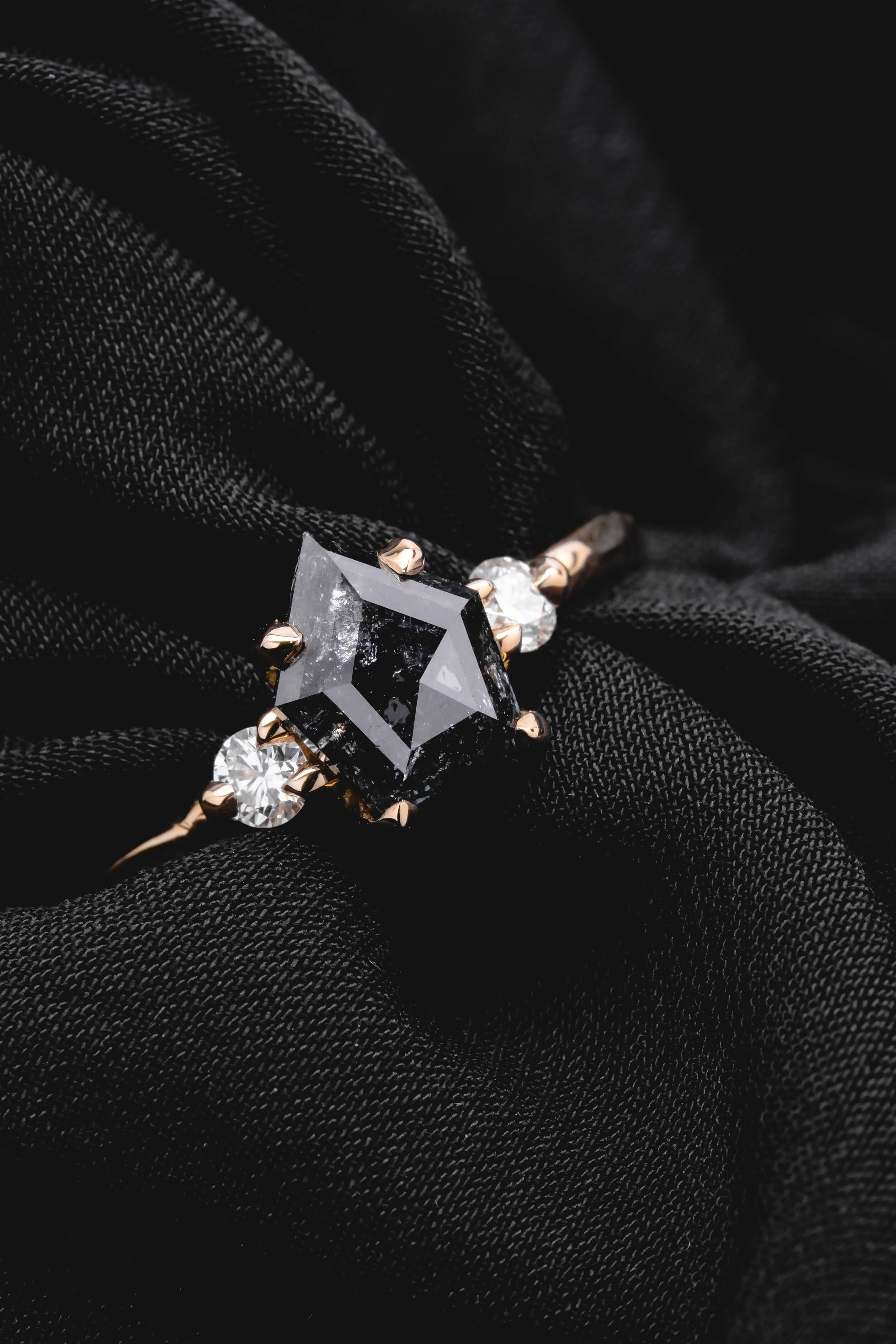 theblackalchemy-jewelry-ring-alchemia-gold-diamond-salt-and-pepper-3.jpg