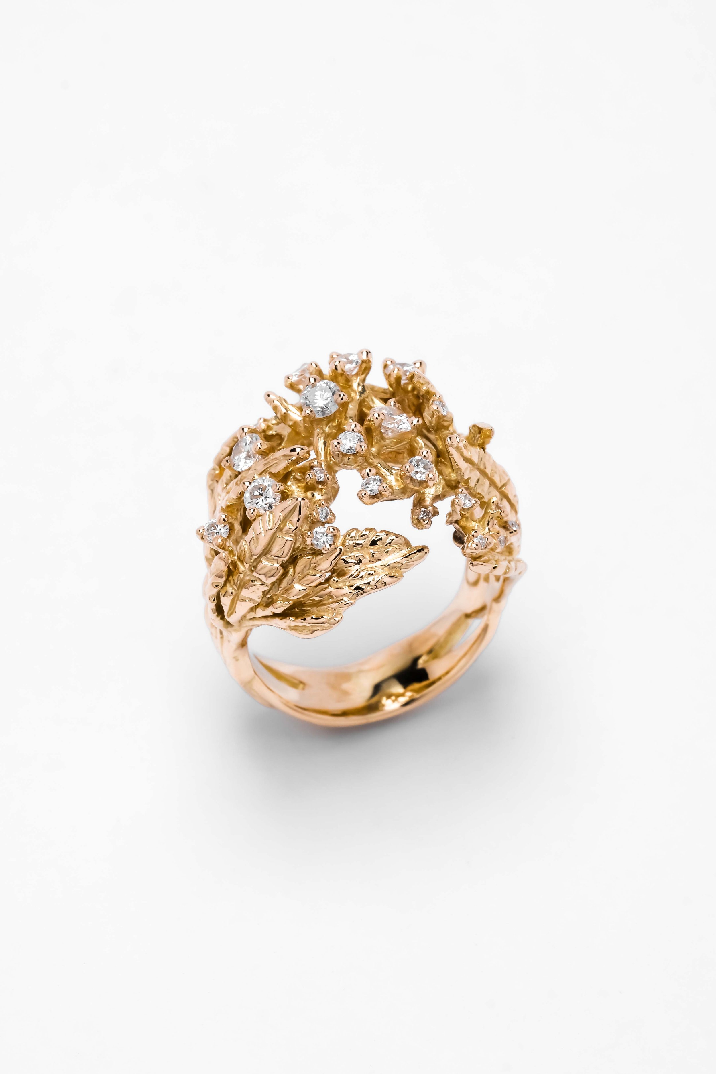 the-black-alchemy-jewelry-sureau-ring-gold-diamonds-1.jpg