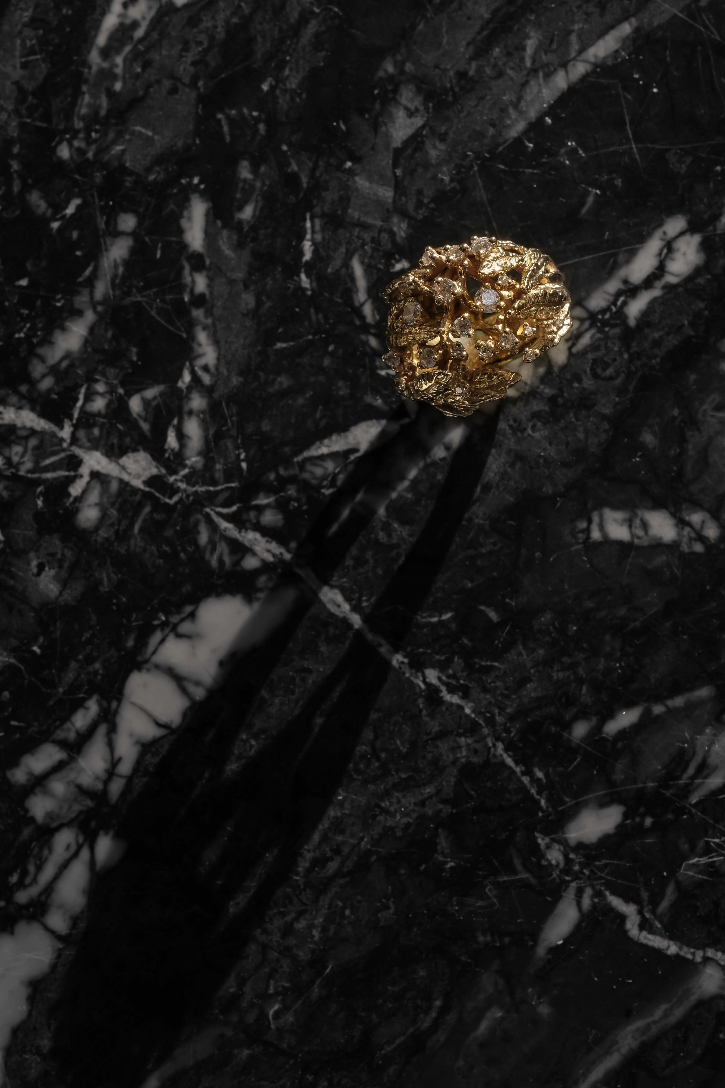 the-black-alchemy-jewelry-sureau-ring-gold-diamonds-5.jpg